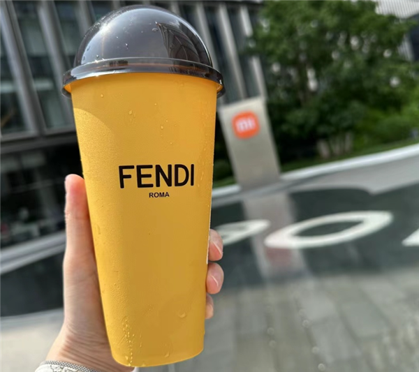 喜茶聯(lián)名奢侈品牌FENDI新品賣爆單！小程序搶崩 周邊炒至百元(圖1)