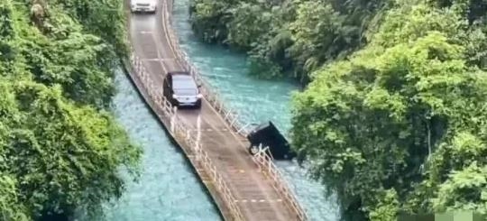 號(hào)稱能過坦克卻致5人死亡！墜車浮橋承建方：出車禍不能怪修路的(圖4)